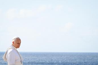 Papa Leone XIV varca la Porta d'Europa a Lampedusa: Più delle parole contano i gesti, mondo sia più umano