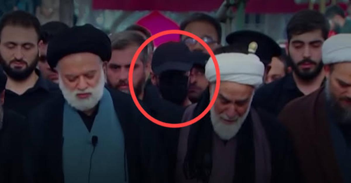 Funerali Ali Khamenei, uomo con una maschera alle esequie dell'ayatollah: l'ipotesi della comparsa di Mojtaba - RUMOR