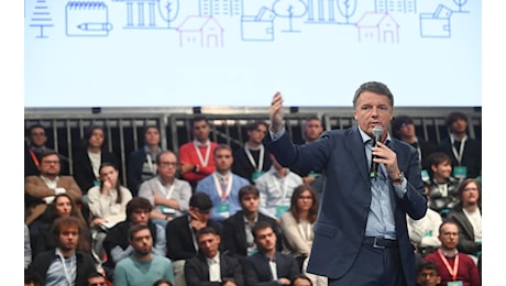 Renzi apre la Leopolda: «Noi e M5S siamo diversi, il centrosinistra parli dei problemi concreti»
