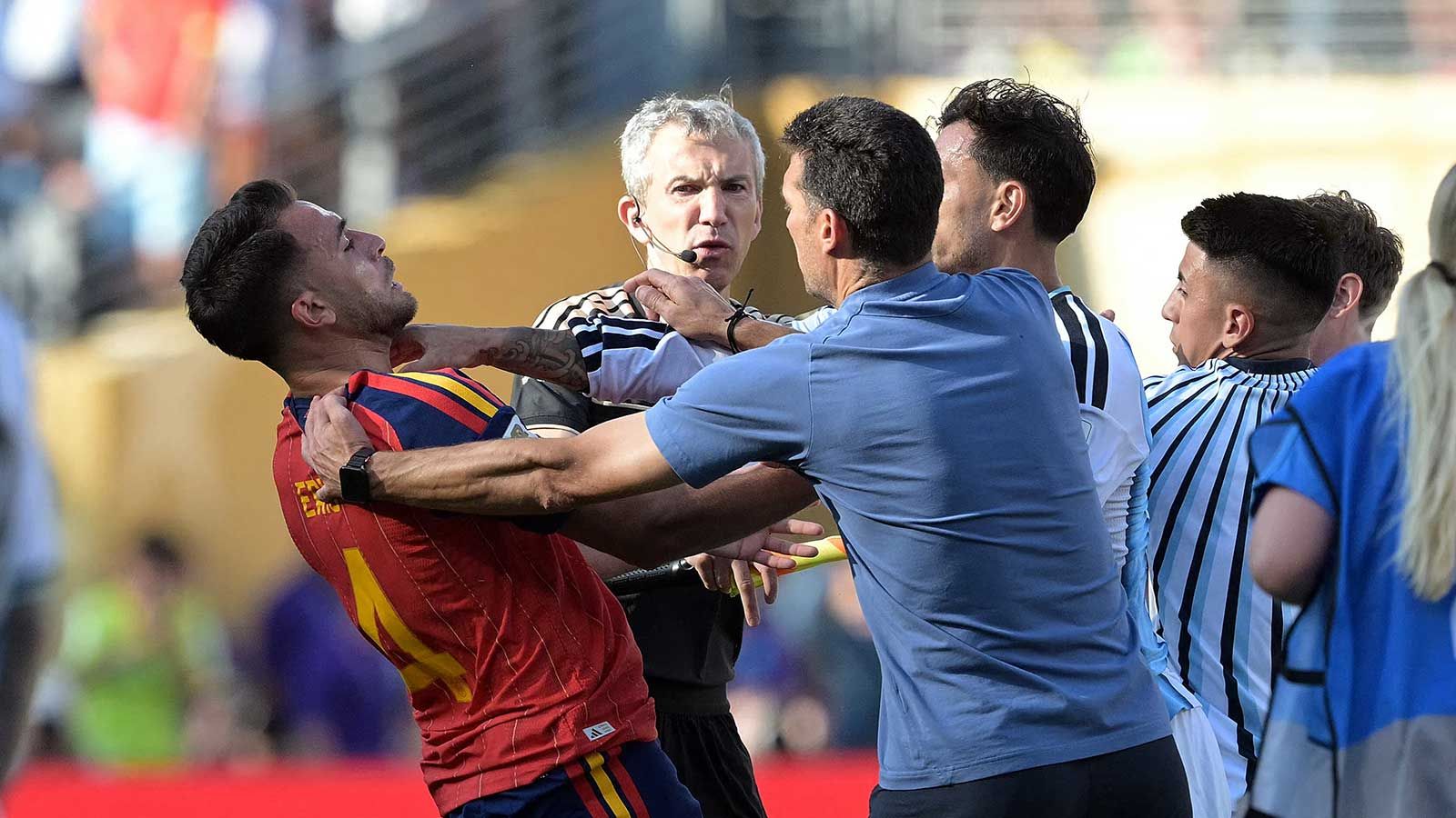 Paredes, niente espulsione dopo Argentina-Spagna: la Fifa corregge l'errore