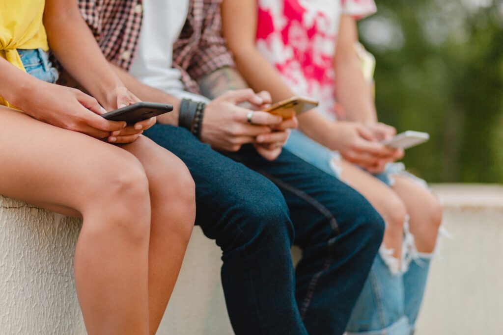 Il Regno Unito pensa a un coprifuoco notturno sui social per gli adolescenti