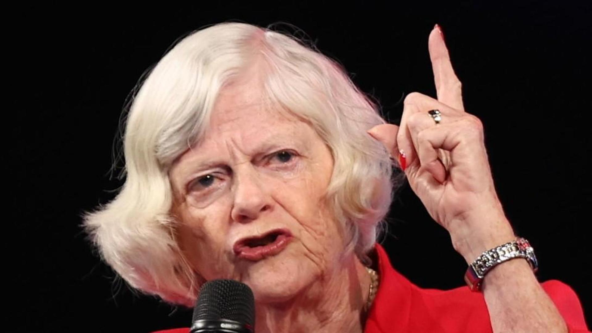 Mistero sulla morte di Ann Widdecombe, Lady Brexit, uccisa con 21 martellate