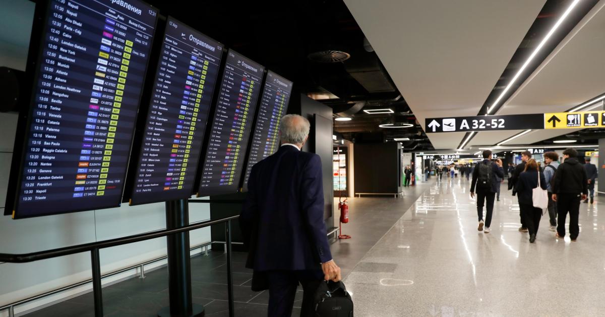 Nuove norme diritti dei passeggeri aerei, ok del Parlamento Ue: risarcimenti più rapidi e bagaglio a mano gratuito