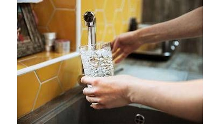 Bere 2 litri d’acqua al giorno per un cuore sano, cosa dice il medico - L'Italiano - Quotidiano Nazionale Indipendente