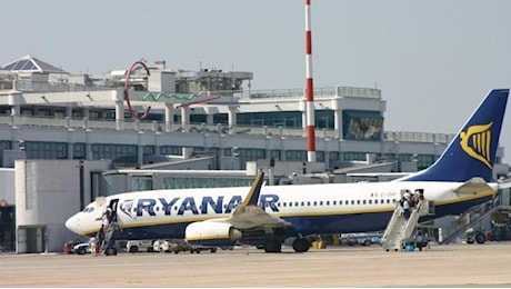 Ritardo volo Ryanair Alghero-Bari, notte in aeroporto e voucher da 4 euro