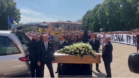L'addio di Verona a Osvaldo Bagnoli: campioni e tifosi per l'ultimo saluto al mister dello scudetto