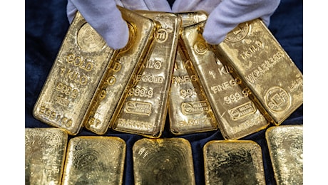Oro in lieve rimbalzo sotto i 4.000 dollari, ma il con