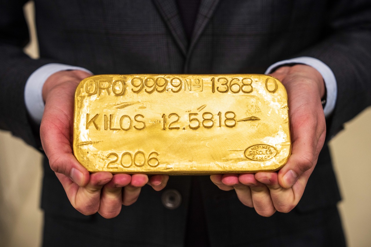 Oro in forte calo: perché scende e cosa può succedere sotto i 4.000 dollari