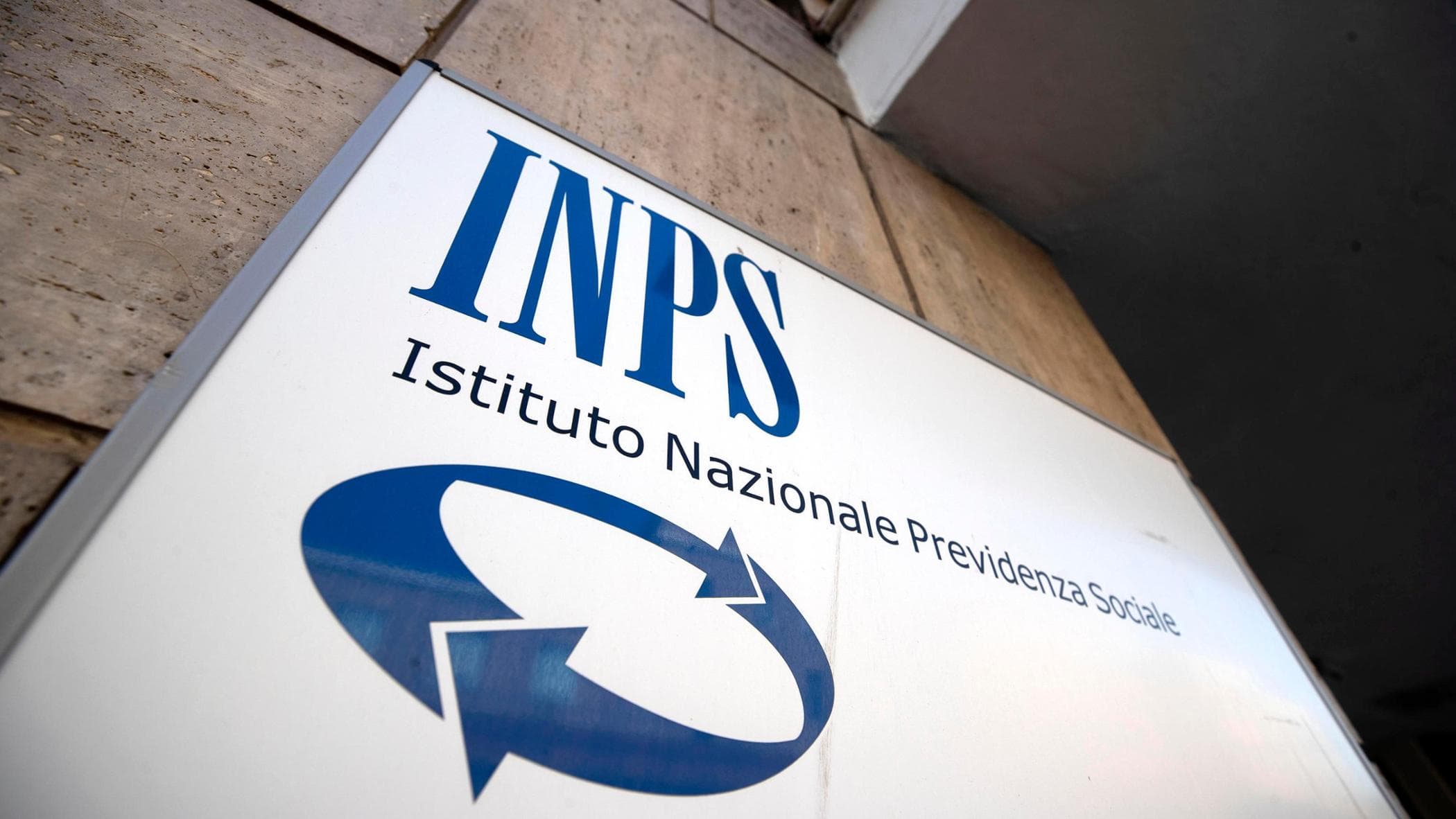 Inps, maxi assunzioni per informatici: 499 posti per diplomati e 1.695 per laureati, domande entro il 27 luglio