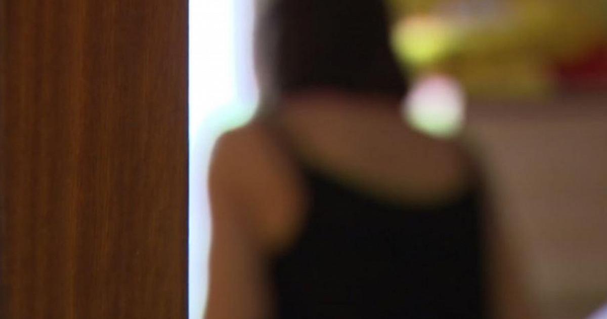 Picchia la moglie con un candelabro mentre è in diretta social, arrestato
