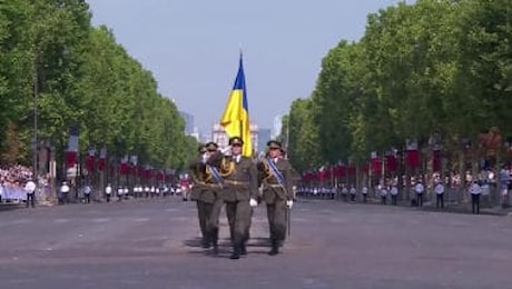 Militari ucraini sfilano a Parigi per la parata del 14 luglio