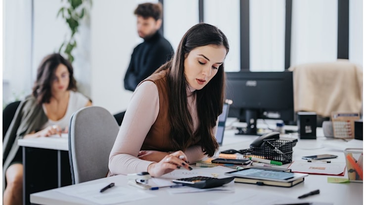 Cresce il lavoro in Italia ma non gli stipendi, 43% dei nuovi assunti è pagato poco - QuiFinanza