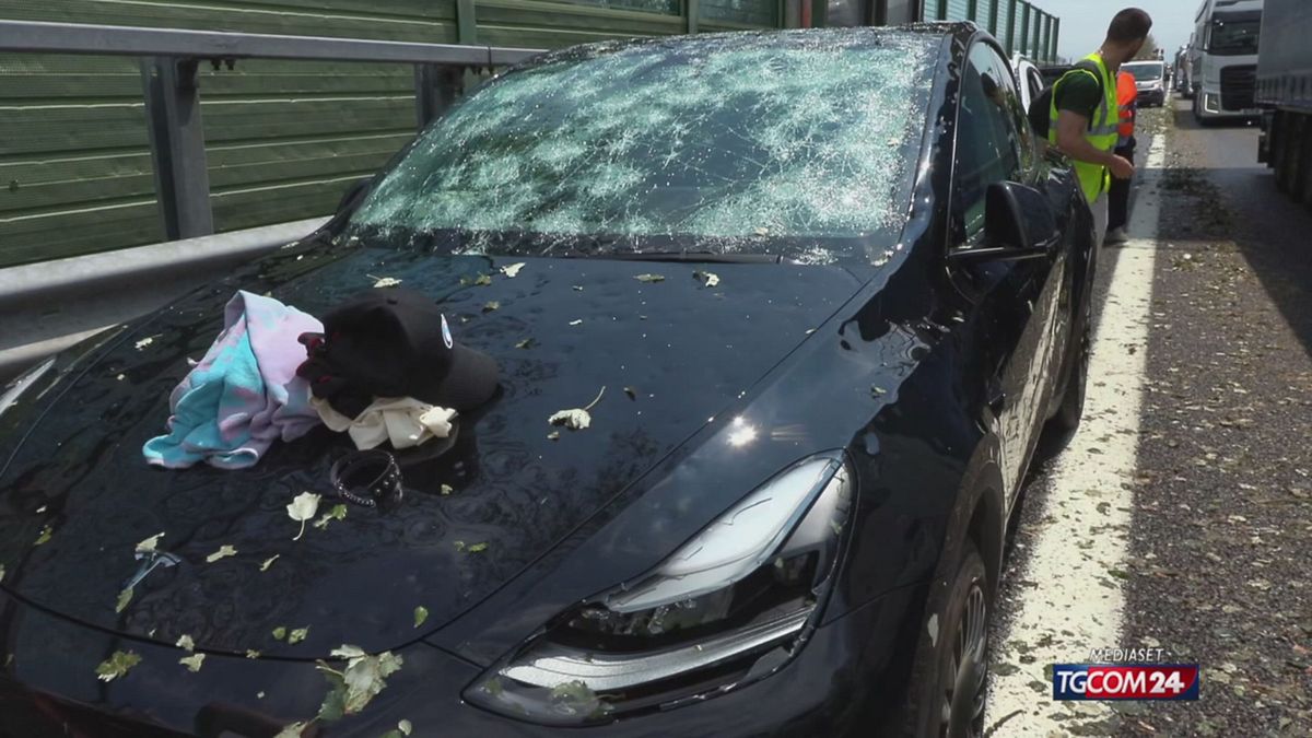 Violenta grandinata nel Ferrarese, auto danneggiate sull'A13