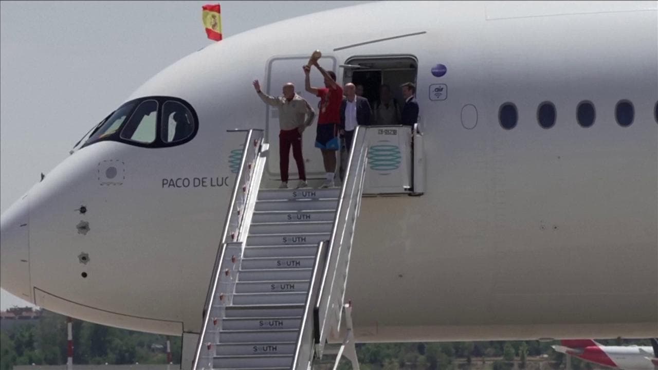La Coppa del Mondo arriva in Spagna: i campioni della Roja sbarcano a Madrid