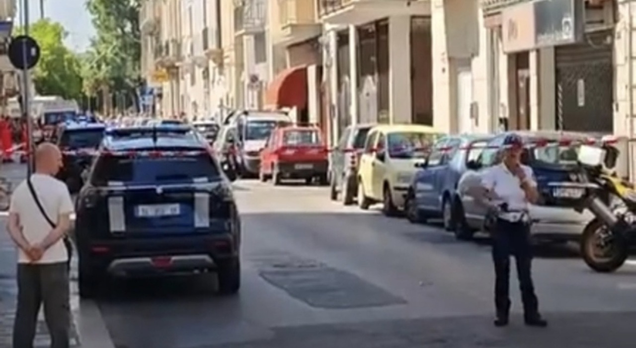 Alessandro Signorile ucciso con tre colpi alla testa mentre pedala in bici: il killer in moto è in fuga