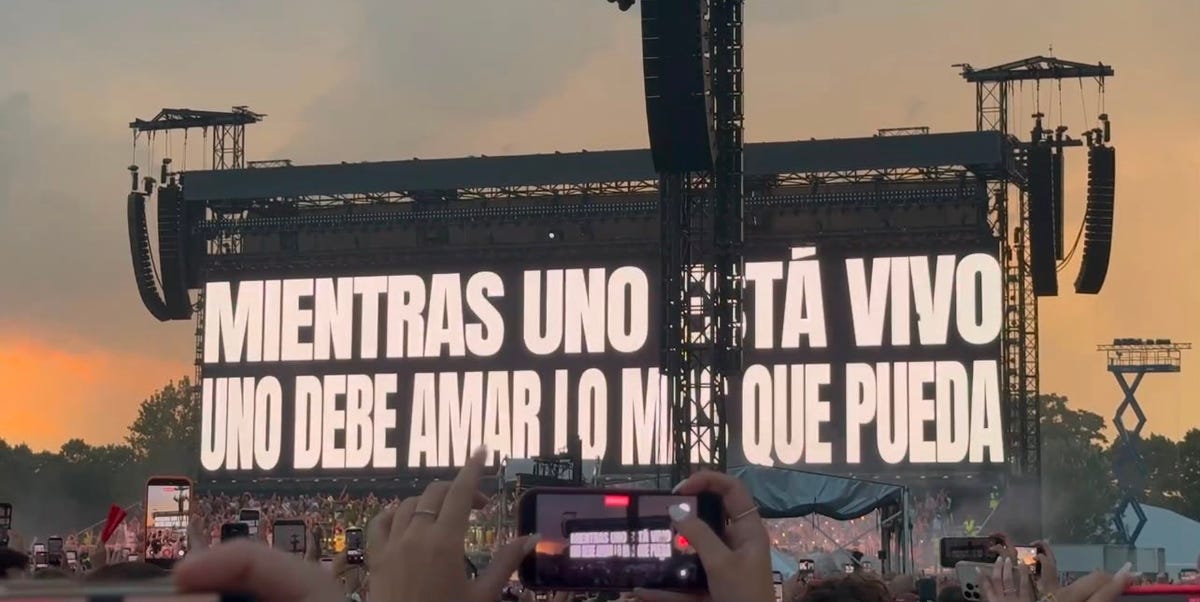 Il secondo concerto di Bad Bunny a Milano è per le baddie, nonostante la pioggia