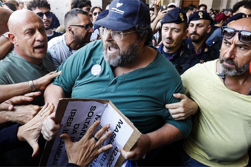 Adinolfi parla nonostante i domiciliari. Il senso delle misure cautelari?
