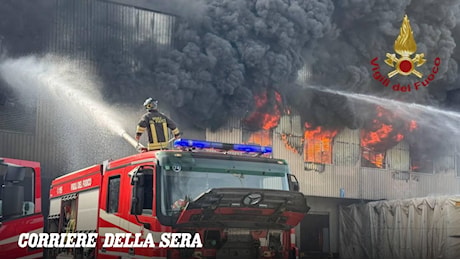 Incendio alla Deroma di Malo, esplosioni e nube nera: case evacuate