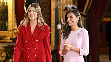 Letizia di Spagna alla Festa Nazionale, look rosa con perle e diamanti: forte contrasto con sua figlia