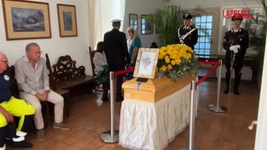 Peppino di Capri, l'ultimo saluto nel Municipio dell'isola: in piazza risuonano le sue canzoni