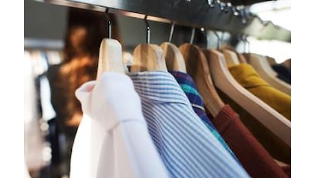 Stop alla distruzione degli abiti invenduti: la svolta Ue per la moda