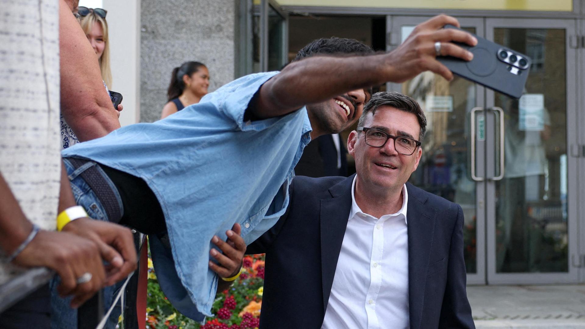 Labour, l’orgoglio ritrovato. Burnham infiamma la base: “Ora stop al neo-liberismo”