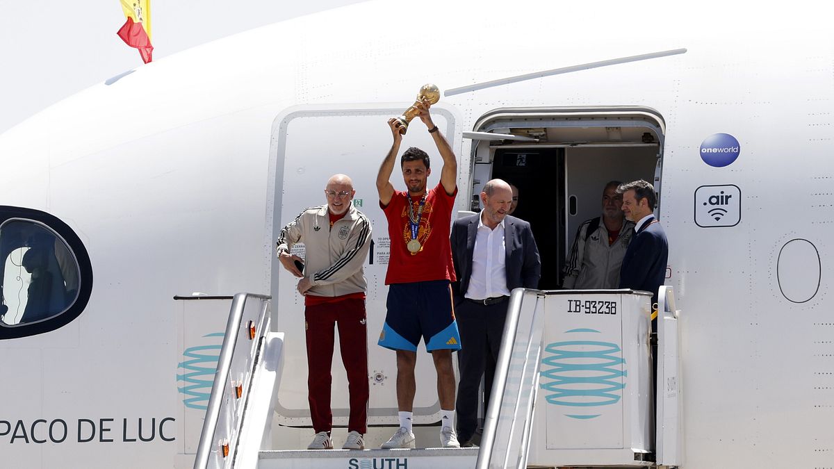 La Spagna campione del mondo è atterrata all'aeroporto di Madrid: parte la festa Roja