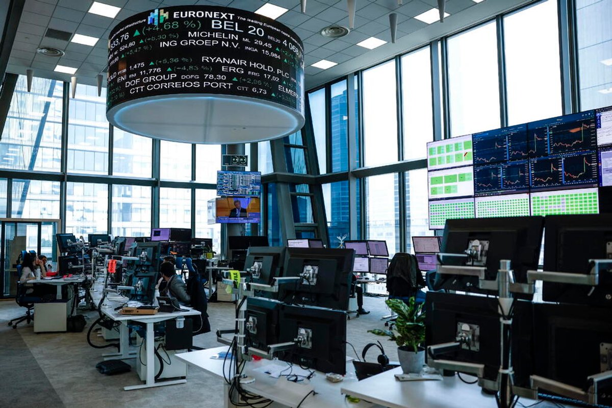 Borse europee giù, petrolio e gas corrono: effetto Hormuz sui mercati
