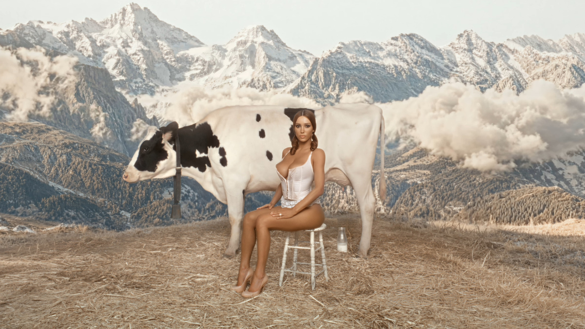 Bianca Censori e Kanye West, il videoclip hot fa discutere il web