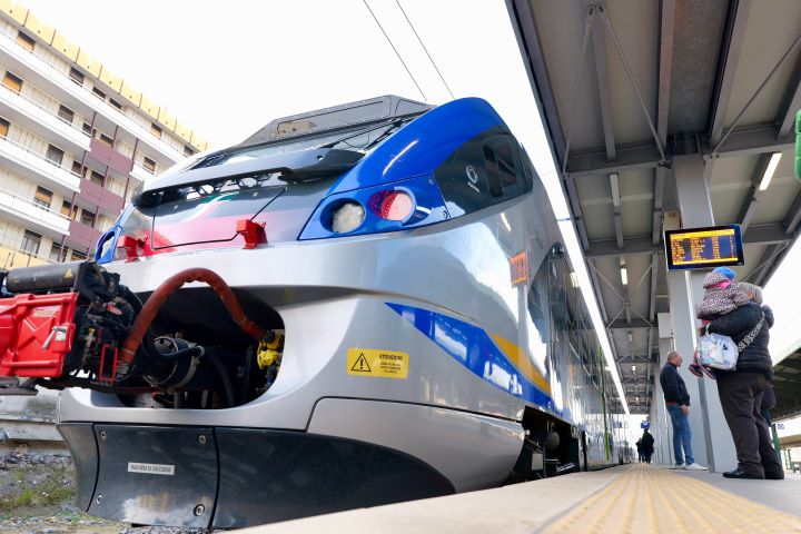 Attacco hacker a Trenitalia. L'esperto: Pretendiamo sicurezza, ma ci mettiamo completamente in rete