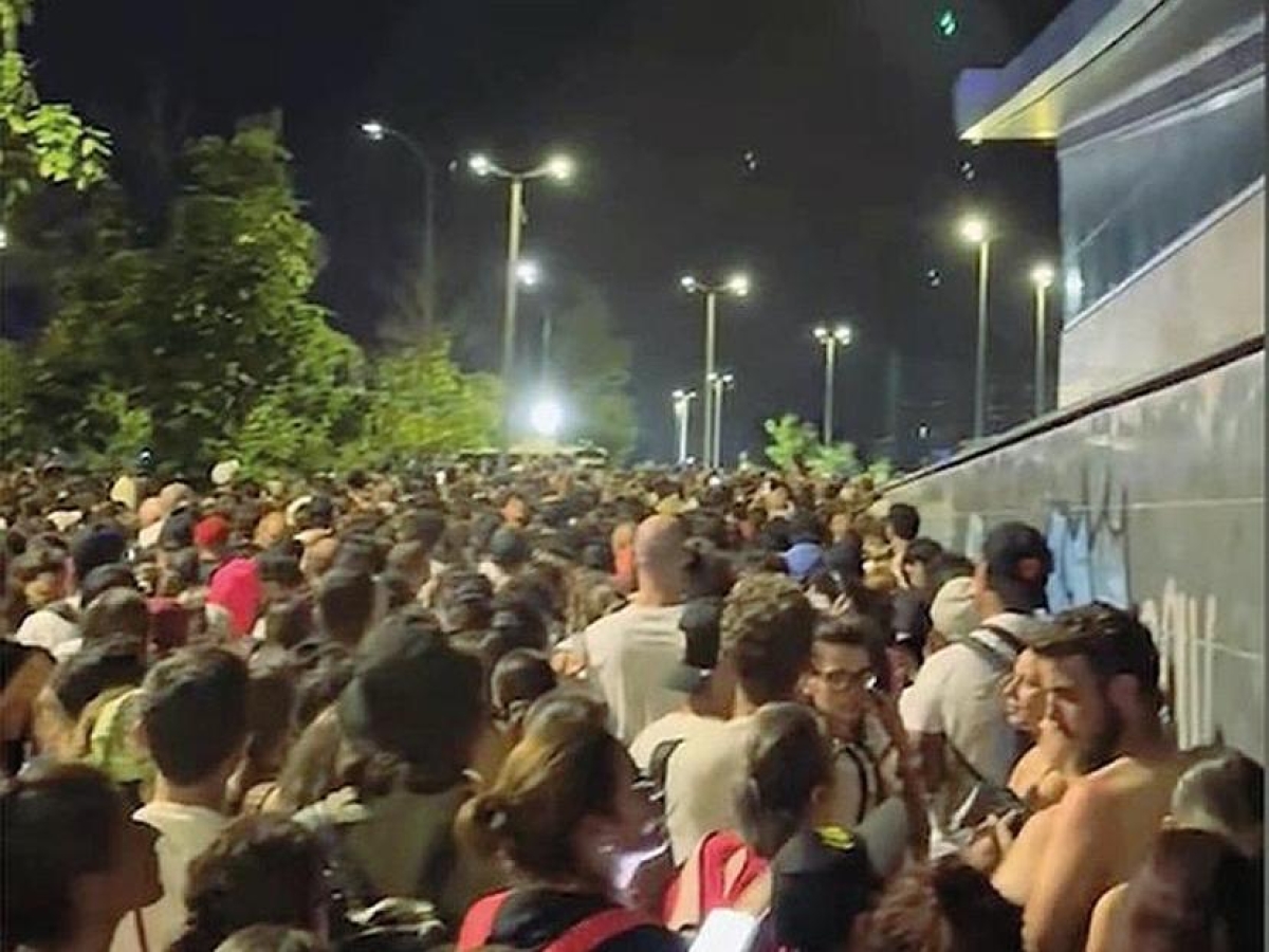 Ultimo a Roma, deflusso complicato: sui social ironia e accuse. Atac: sulla metro C freni tirati più volte e persone sui binari