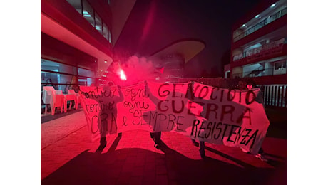 Bloccato corteo pro Pal a Torino, la polizia usa l'idrante