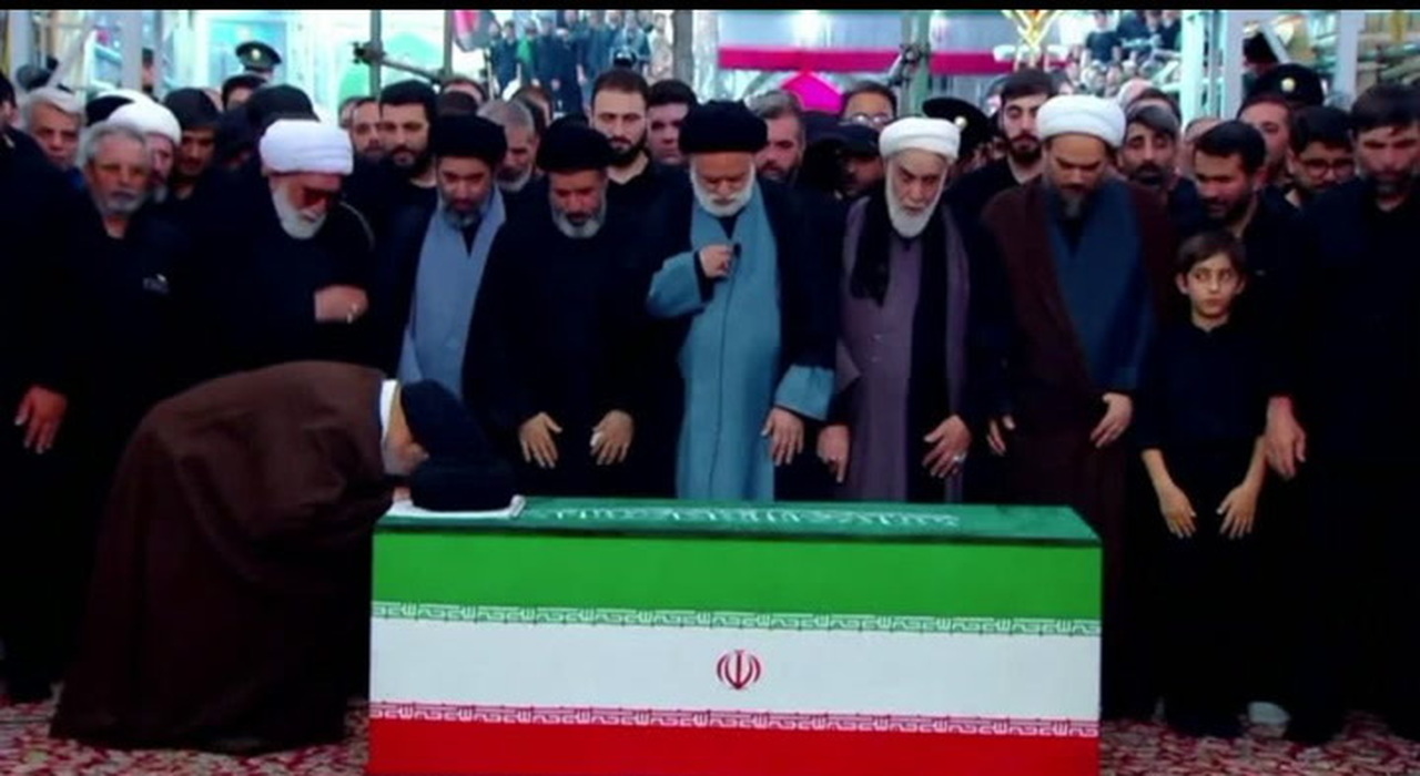 Iran, Ali Khamenei sepolto a Mashhad dopo giorni di cerimonie funebri VIDEO