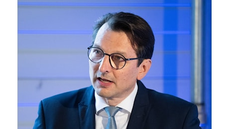 Bmw punta a margini tra il 3% e il 5% nel 2028 e ridisegna la struttura con l'IA