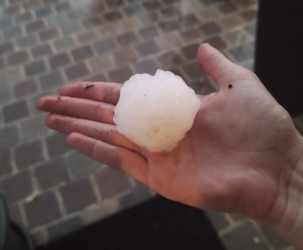 Francia, dal caldo estremo a violente tempeste: grandine gigante fino a 10 cm e danni diffusi