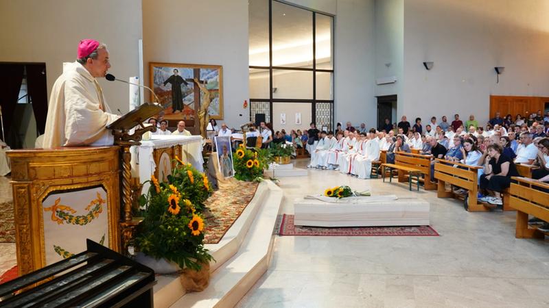 L'addio di Verona a don Francesco: «La purezza del tuo amore e la tua santa allegria»