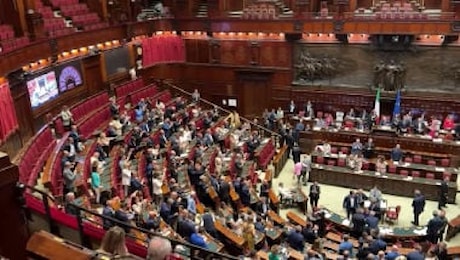 Applausi e selfie dopo il voto sulla legge elettorale tra i banchi del Centrodestra alla Camera