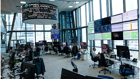 La Borsa del 23 luglio, Milano in rosso: affonda StM dopo i risultati trimestrali