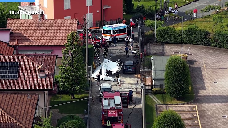 Ultraleggero precipita vicino a delle case: prime immagini dal drone - Il Giorno