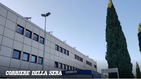 Cecina, partorisce in bagno e arriva in ospedale con il neonato morto in un sacchetto: indagati per infanticidio