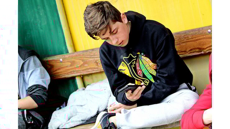 L’età del primo smartphone compromette sonno, peso e salute mentale dei più giovani - sanitainformazione.it