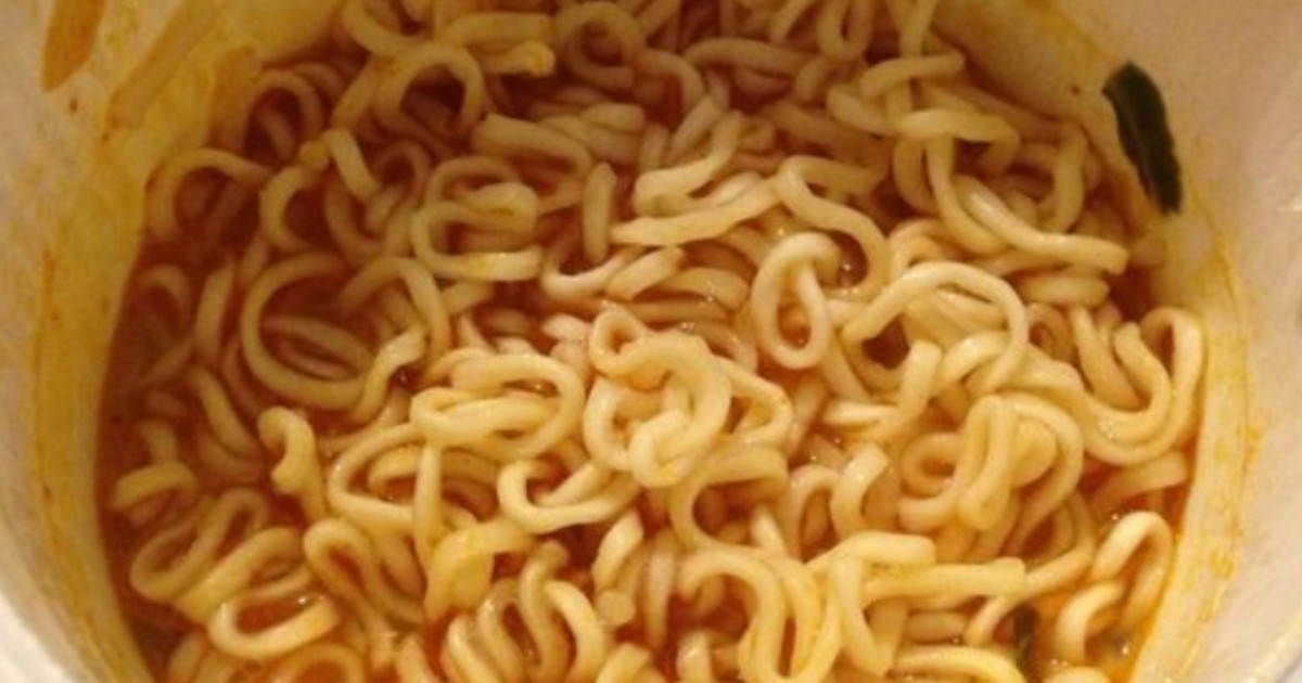 “C’è il rischio di nuovi contagi, le confezioni sono ancora nelle case”: 106 casi e 49 ricoverati, è allarme in Europa per un’epidemia di salmonella causata da noodles istantanei con pollo