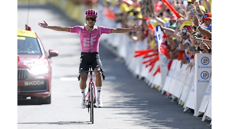 Carapaz dà spettacolo, ma Mauro Schmid è sempre protagonista