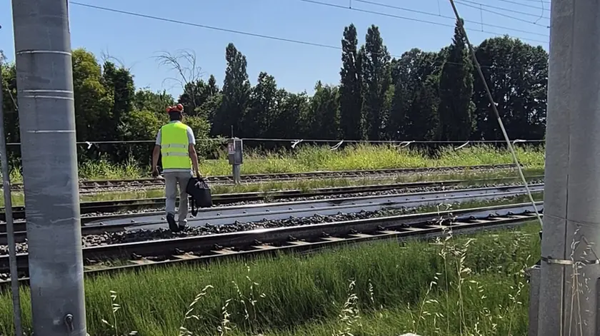 Scivola dal mezzo e viene urtato da un treno regionale: morto sui binari un quarantenne