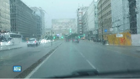 Nubifragio su Milano dopo giorni di caldo record: alberi caduti, tetti scoperchiati e auto danneggiate