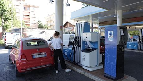 Carburanti, prezzi in calo e price cap: oltre 10mila distributori aderiscono