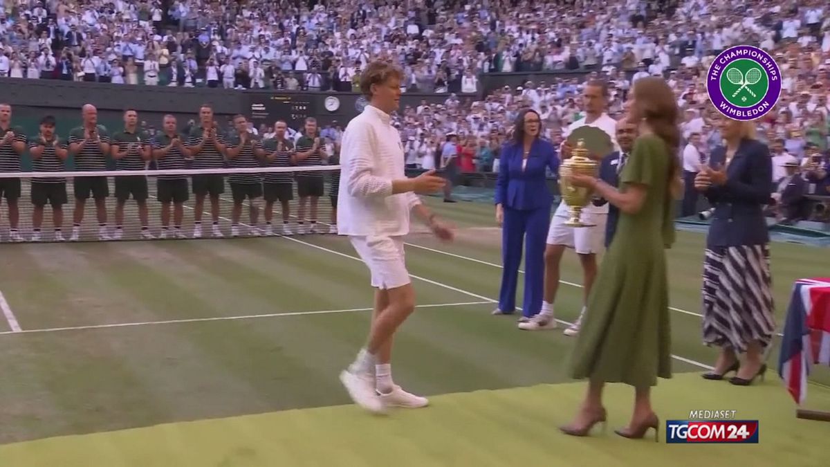 Wimbledon, la principessa Kate ruba la scena: in verde oliva per la consegna del trofeo