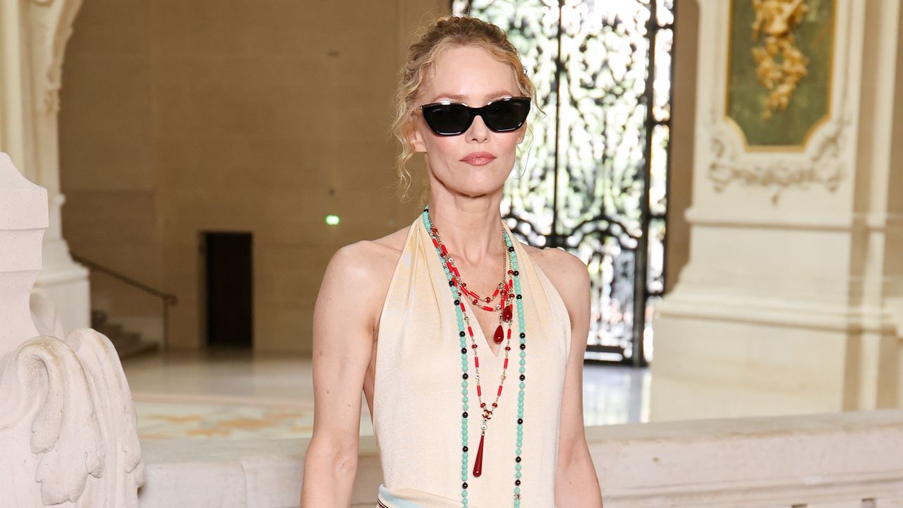 Vanessa Paradis con l'abito con foulard in vita e collane di perline, il look Riviera chic francese da Chanel