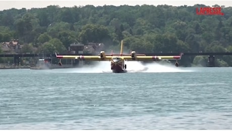Maxi incendio nella foresta di Fontainebleau: Canadair in azione, prendono l'acqua dalla Senna