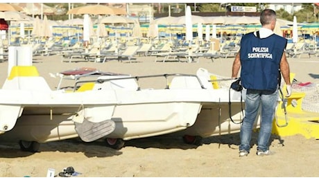 Turista tedesca denuncia uno stupro in spiaggia a Rimini: sotto accusa un giovane. I baci in discoteca e gli amici testimoni